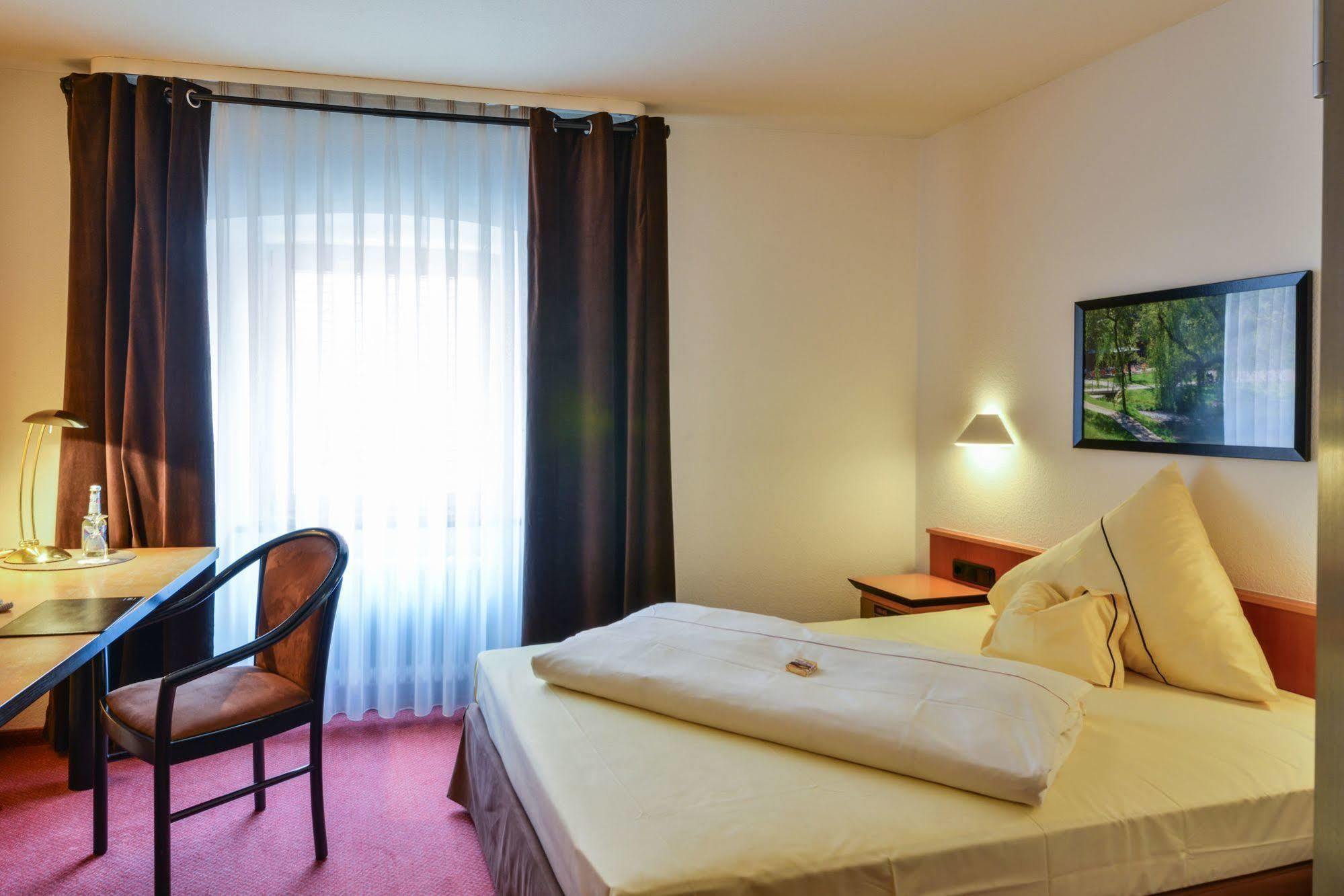 Hotel Lehmeier Ноймаркт  Экстерьер фото