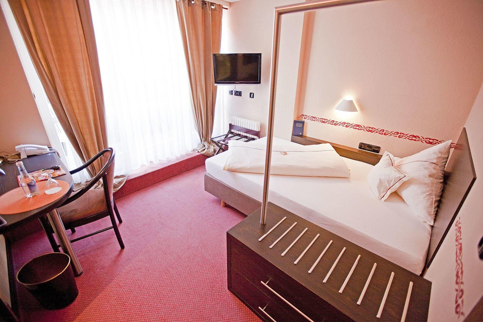 Hotel Lehmeier Ноймаркт  Экстерьер фото